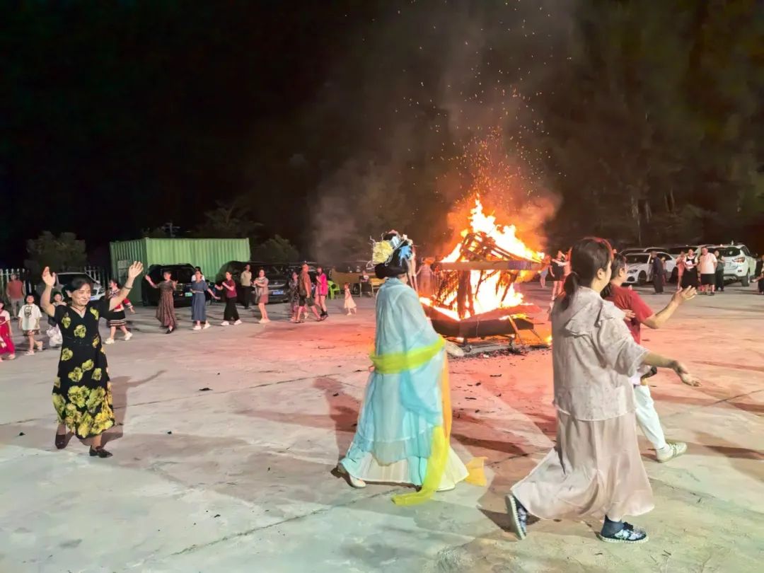 修文縣石林村篝火聯(lián)歡晚會：避暑游客與村民共度“后六月六”